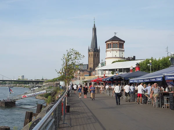 Райнуферпроменад на Рейнском берегу в Дюссельдорфе — стоковое фото