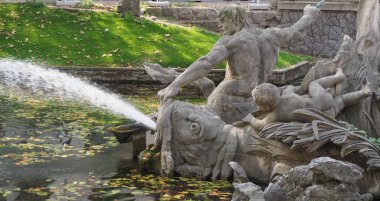 Tritonbrunnen Fountain Duesseldorf 'taki Koenigsallee caddesinde.