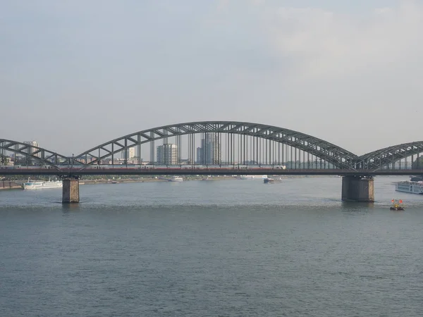 Hohenzollernbruecke (Hohenzollern brug) over de Rijn in ko — Stockfoto