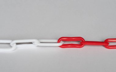 kırmızı beyaz uyarı zinciri