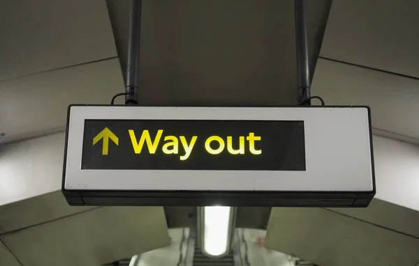 Ausweg-Schild in Londoner U-Bahn — Stockfoto