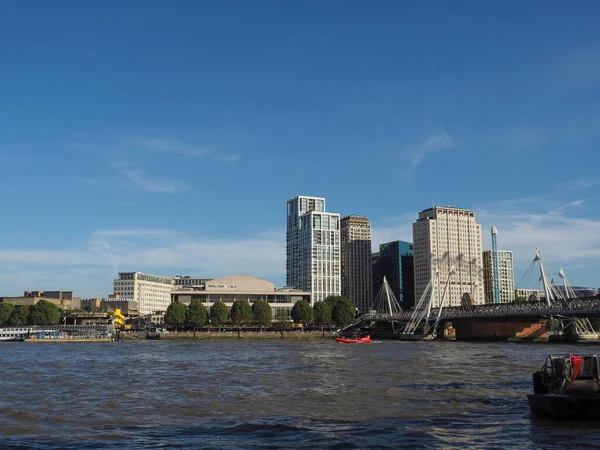 Thames South Bank в Лондоне — стоковое фото