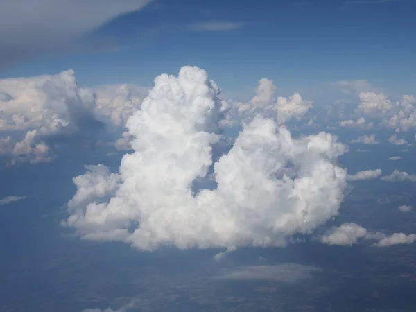 Ciel bleu avec nuages fond vu de l'avion volant — Photo