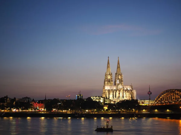 Katedra św Piotra i most Hohenzollern nad rzeką Ren w K — Zdjęcie stockowe
