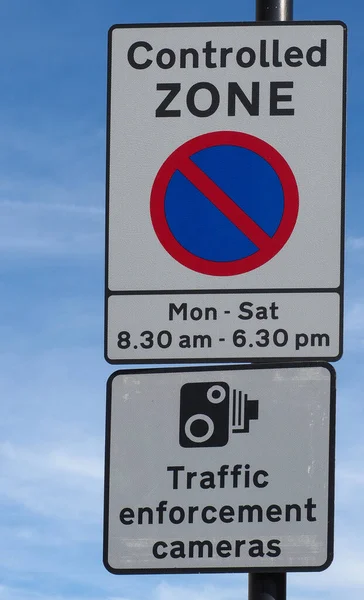 Kontrollerad zon Ingen parkering Trafikövervakning kameror tecken — Stockfoto