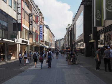 Aachen şehir merkezindeki kişiler