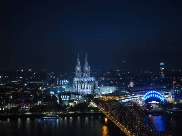 Nachtansicht des Peterdoms und der Hohenzollernbrücke — Stockfoto