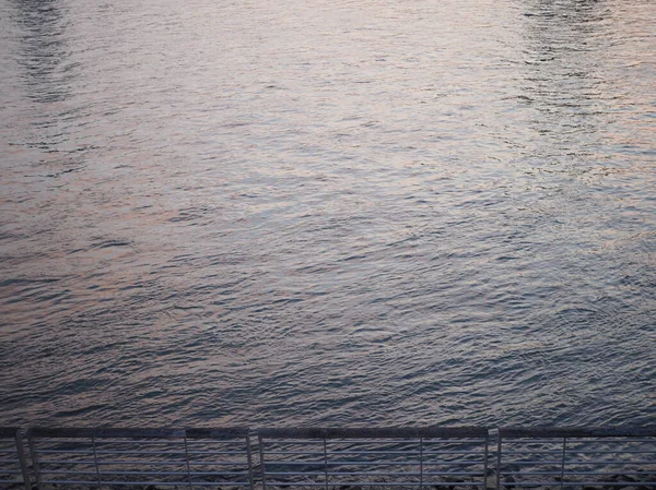 Vista margem do rio com espaço de cópia — Fotografia de Stock