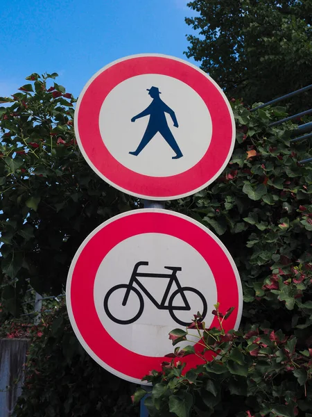 Nenhum sinal de entrada para peões e bicicletas — Fotografia de Stock