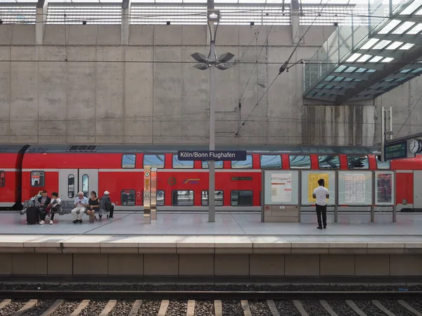 Comboio na estação do aeroporto de Koeln Bonn em Koeln — Fotografia de Stock