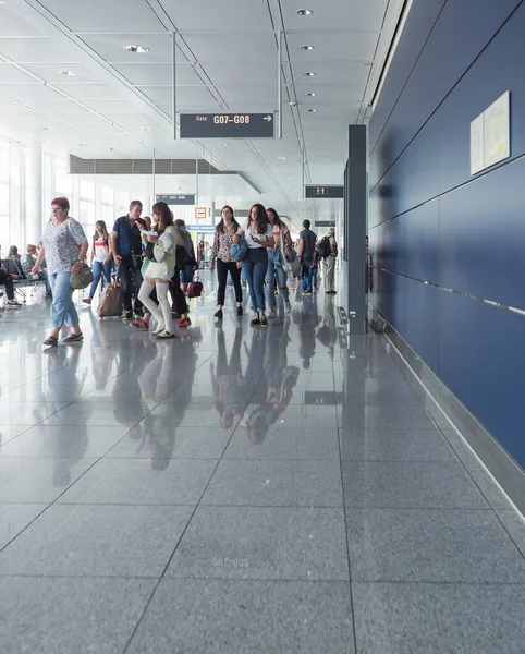 Ludzie na lotnisku w Muenchen — Zdjęcie stockowe
