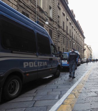 Torino 'da polis arabası ve memur
