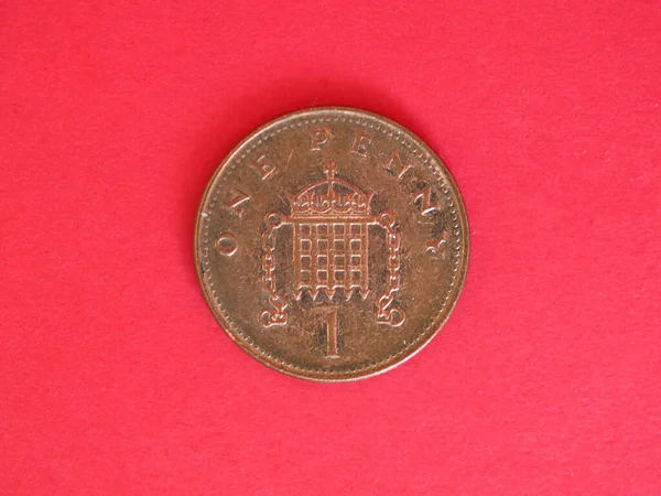 1 penny coin, Royaume-Uni sur rouge — Photo