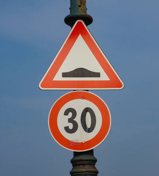 Speed bump hump sign — Stock Photo, Image