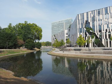 Duesseldorf 'taki Duessel Nehri