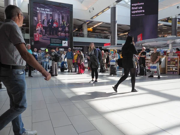 Άνθρωποι στο αεροδρόμιο Gatwick του Λονδίνου στο Gatwick — Φωτογραφία Αρχείου