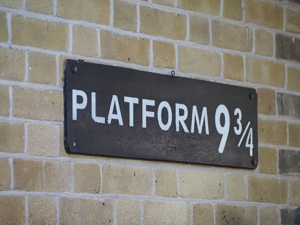 Harry Potter Platform Nio och tre kvartal i London — Stockfoto