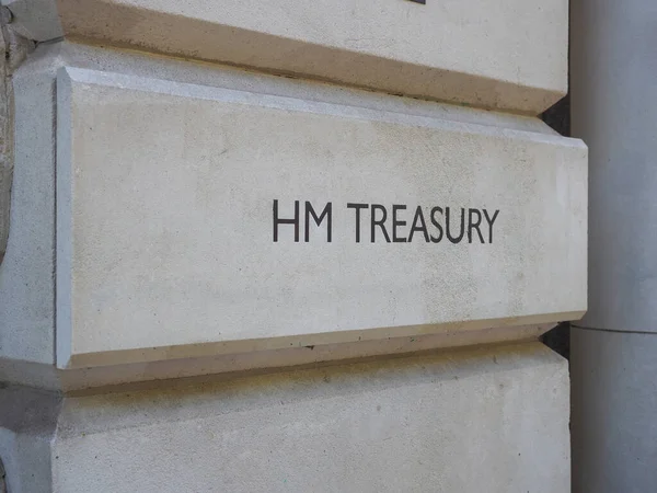 런던에 있는 HM 재무 부 간판 — 스톡 사진