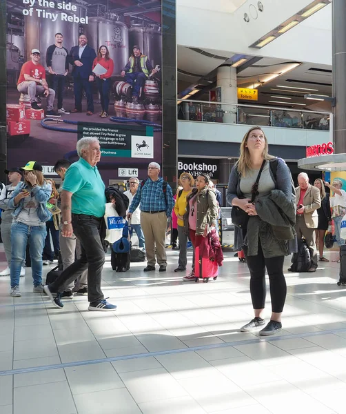 Άνθρωποι στο αεροδρόμιο Gatwick του Λονδίνου στο Gatwick — Φωτογραφία Αρχείου