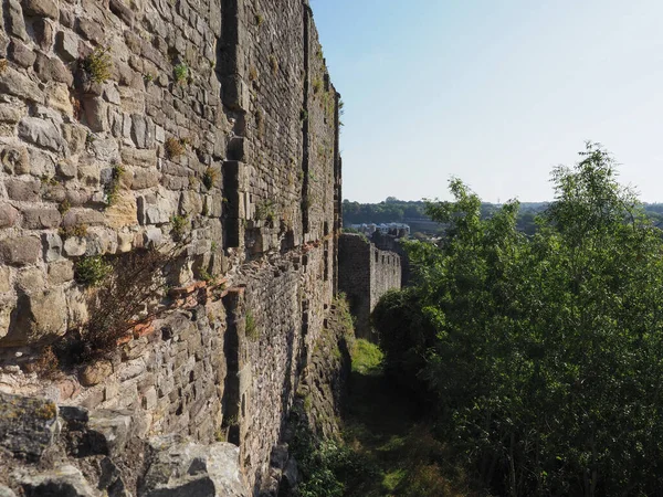 Руины замка Чепстоу в Чепстоу — стоковое фото