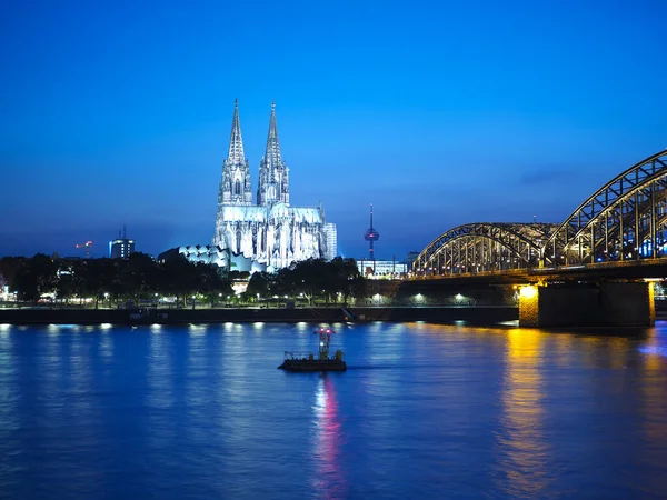 Dom St. Peter und Hohenzollernbrücke über den Rhein in k — Stockfoto