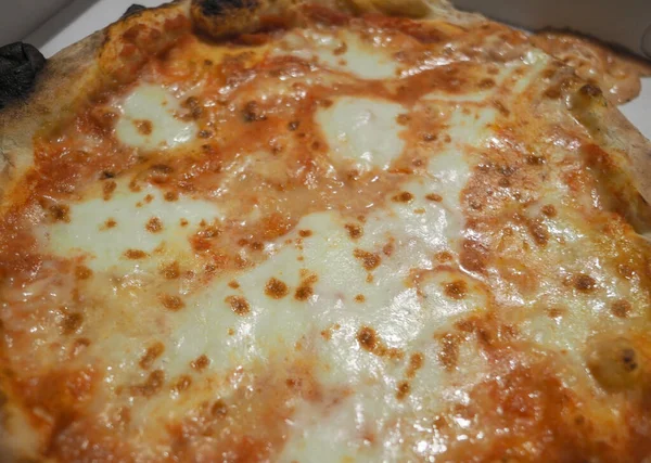 Margherita-Pizza gebacken — Stockfoto