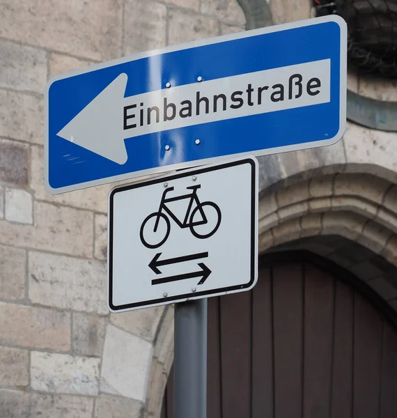 Einbahnstrasse (enkele reis) verkeersbord in het Duits — Stockfoto