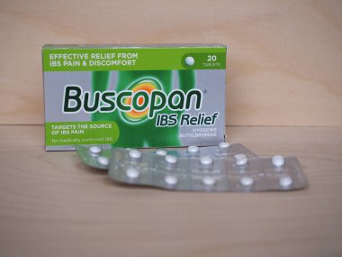 LONDON, İngiltere - SİRKA MAYIS 2020: Sanofi Buscopan IBS Hyoscine Butylbromide