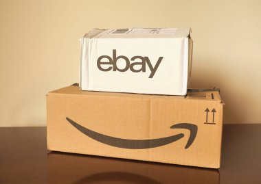 LONDON, İngiltere - CRCA Nisan 2020: Ebay ve Amazon paketleri