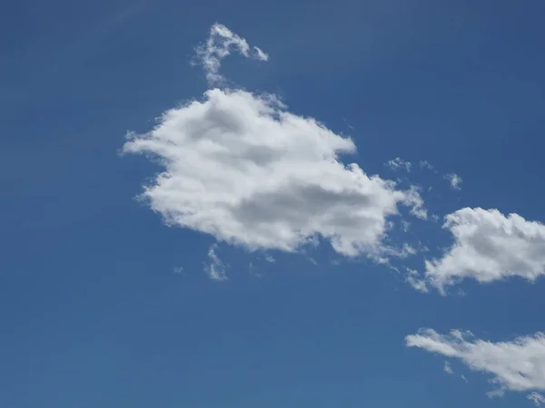 Голубое Небо Кучевыми Облаками Полезно Качестве Фона — стоковое фото