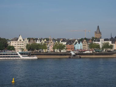 KOELN, GERMANY - CIRCA AĞUSTOS 2019: Nehirden şehrin ufuk çizgisi