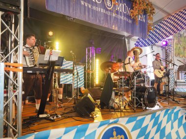 TURIN, İtalya - CIRCA ECTOBER 2019: Hofbraeu Oktoberfest bira festivali