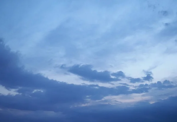 以云彩为背景的戏剧性蓝天 — 图库照片