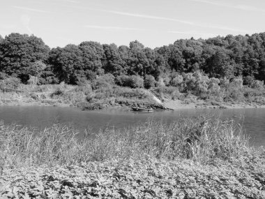 River Wye (Galce Afon Gwy), Tintern 'de İngiltere ile Galler arasındaki sınırı gösterir.