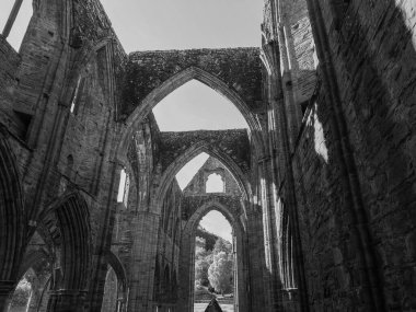 TINTERN, İngiltere - CIRCA SEPTEMBER 2019: Tintern Abbey (Galce Abaty Tyndyrn) harabeleri siyah beyaz