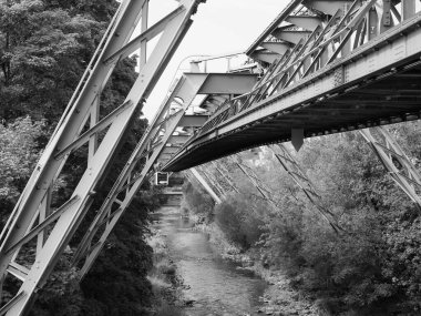 WUPPERTAL, GERMANY - CIRCA AUGust 2019: Wuppertaler Schwebebahn (anlamı Wuppertal Askılık Demiryolu) River Wupper üzerinde dünyanın en eski elektrikli demiryoludur.