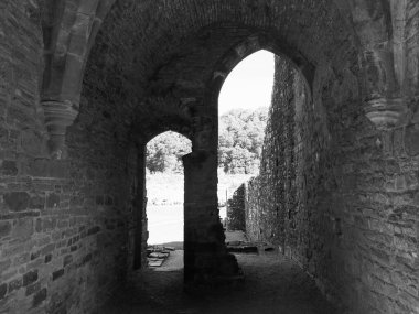 TINTERN, İngiltere - CIRCA SEPTEMBER 2019: Tintern Abbey (Galce Abaty Tyndyrn) harabeleri siyah beyaz