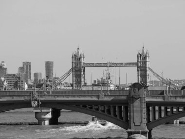 LONDON, İngiltere - CIRCA SEPTEMBER 2019: Southwark Köprüsü, Londra Köprüsü ve Tower Bridge ile Thames Nehri 'nin panoramik görüntüsü
