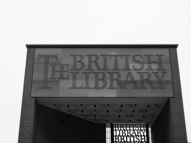 LONDON, İngiltere - CIRCA SEPTEMBER 2019: İngiliz Kütüphanesi, Birleşik Krallık ulusal kütüphanesi siyah beyaz