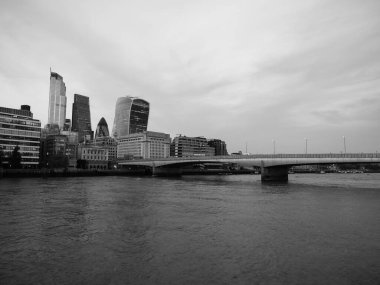 LONDON, İngiltere - CIRCA SEPTEMBER 2019: Thames Nehri 'nin siyah beyaz panoramik manzarası