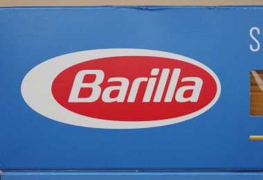PARMA, İtalya - CRCA Nisan 2020: Barilla makarna paketi