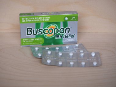 LONDON, İngiltere - SİRKA MAYIS 2020: Sanofi Buscopan IBS Hyoscine Butylbromide