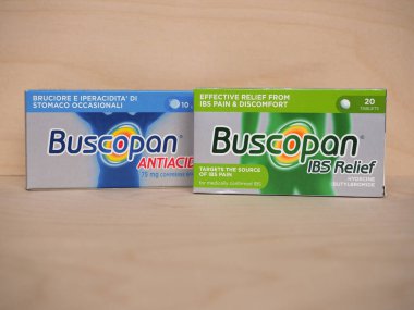 LONDON, İngiltere - CRCA MAYIS 2020: Sanofi Buscopan IBS Hyoscine Butylbromide ve Antacid hapları