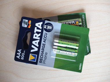 HANNOVER, ALMANY - CIRCA MAYIS 2020: Varta şarj edilebilir piller kutusu