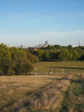 Londra, Uk - Eylül 2019: Regent 's Park' ın kuzeyindeki Primrose Hill 'den Londra' nın ufuk çizgisi