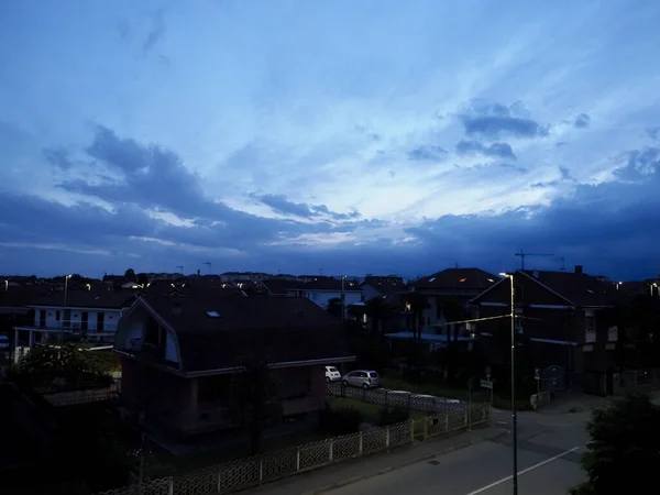 Visão Noturna Horizonte Urbano Com Céu Nublado Dramático — Fotografia de Stock