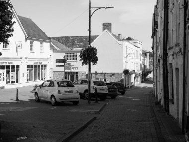 CHEPSTOW, İngiltere - CIRCA EPTEMBER 2019: Siyah beyaz Chepstow şehri manzarası