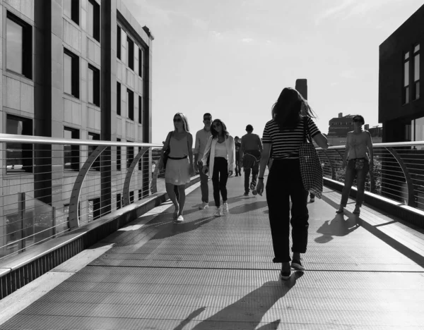 London Circa September 2019 Menschen Überqueren Die Millennium Bridge Über — Stockfoto