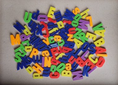 İngiliz alfabesinin manyetik harfleri rastgele konumda