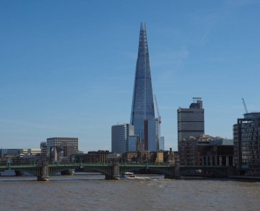 LONDON, İngiltere - CIRCA SEPTEMBER 2019: İtalyan mimar Renzo Piano tarafından tasarlanan Çömlek Gökdeleni, kentteki en yüksek binadır